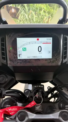 CB 500 X 2025 com apenas 1882 km.