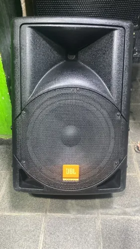 Vendo caixa ativa selenium jbl 12 polegadas semi nova em perfeito estado