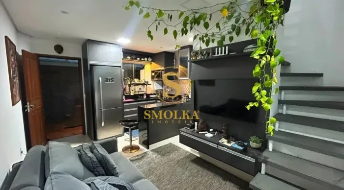 Casa de 2 dormitórios com sacada e vaga livre no Rio Tavares