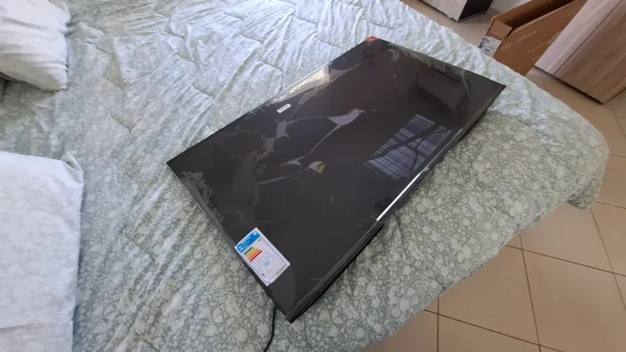Tv TCL 43S5K nova com display quebrado