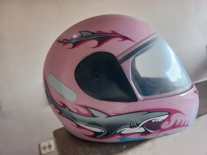 ? Capacete Rosa com Estampa de Tubarão