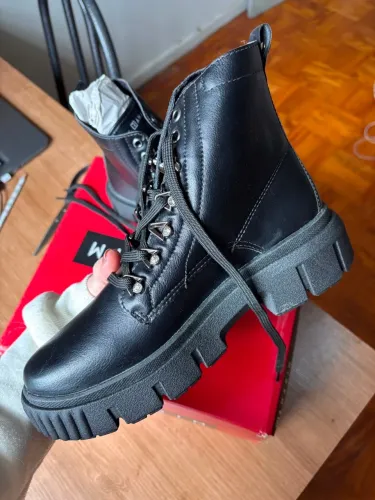 Bota tratorada feminina