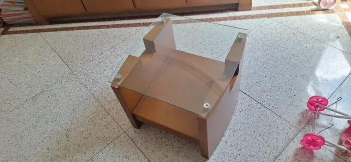 Mesa de centro de madeira com tampo de vidro - moderna