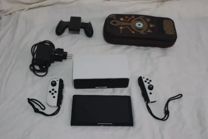 Vendo Nintendo Switch OLED + desconto em acessórios