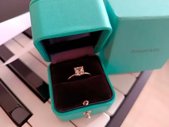 Anel Modelo Tiffany Princess Cut com embalagens