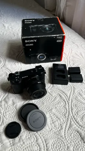 Sony a6300 com lente do kit 16 50 mm na caixa