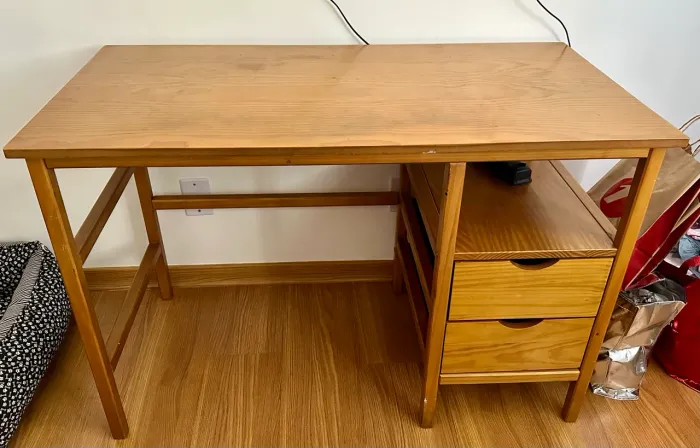 Mesa de Madeira com Gaveteiro