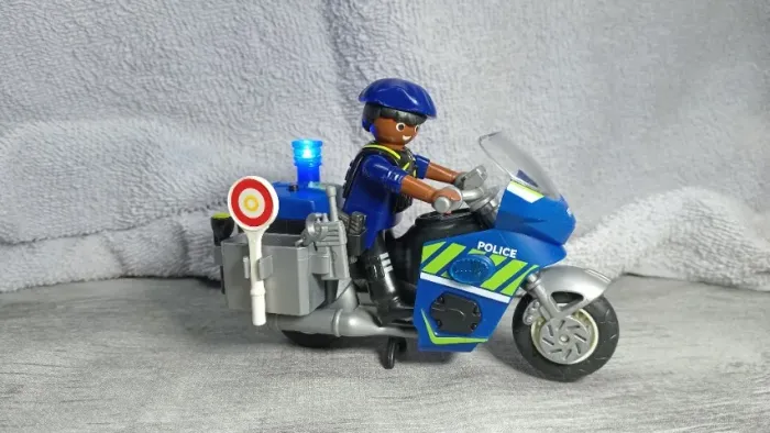 PLAYMOBIL POLICIA - MOTO E AGENTE - COLECIONE. COM LUZES.