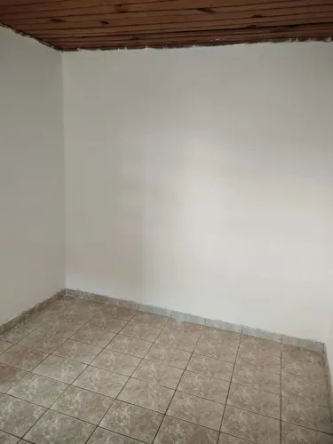 Aluga-se dois cômodos e banheiro