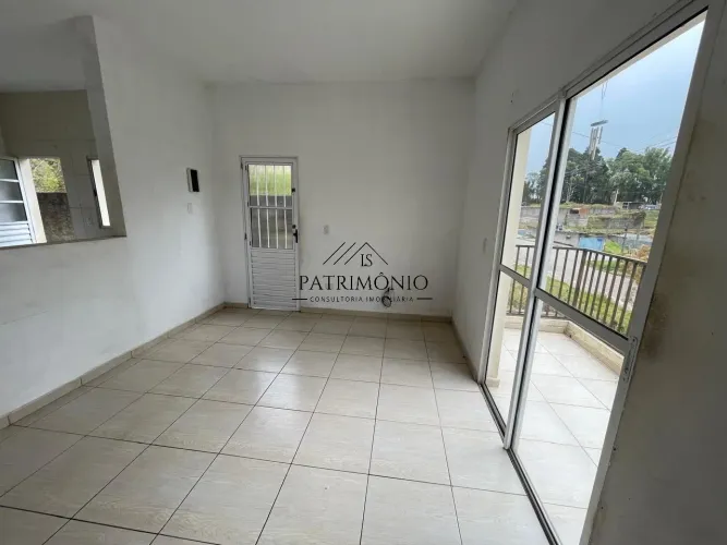 Casa à venda por R$ 385.000,00, com 2 dormitórios e 3 vagas de garagem, São Roque - SP