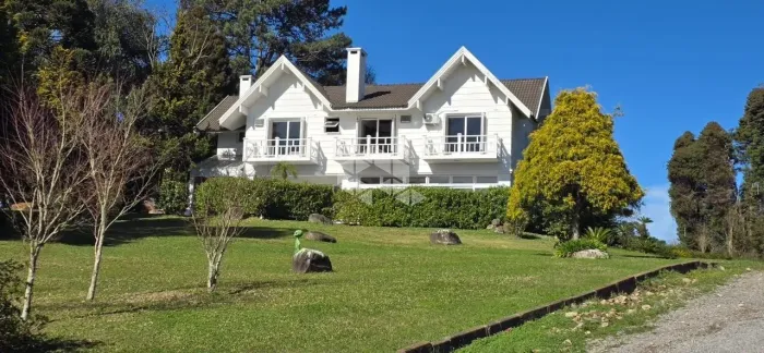 Casa de dois andares no Condomínio Gramado Golf Club