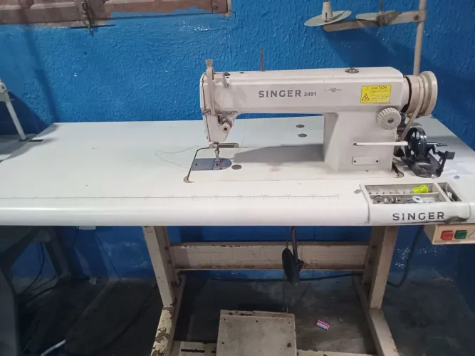 Máquina reta industrial Singer 