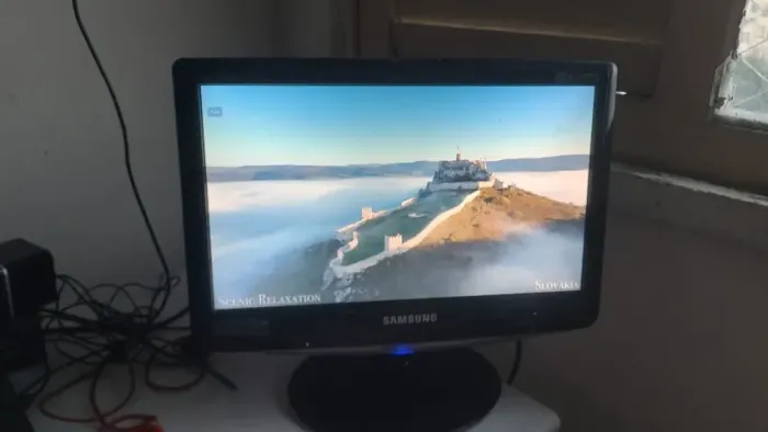 Monitor, 16 polegadas, 60 Hz, entrada VGA