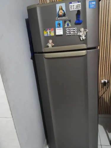 Vendo geladeira Eletrolux.