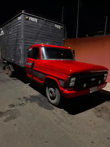 Caminhão baú a venda