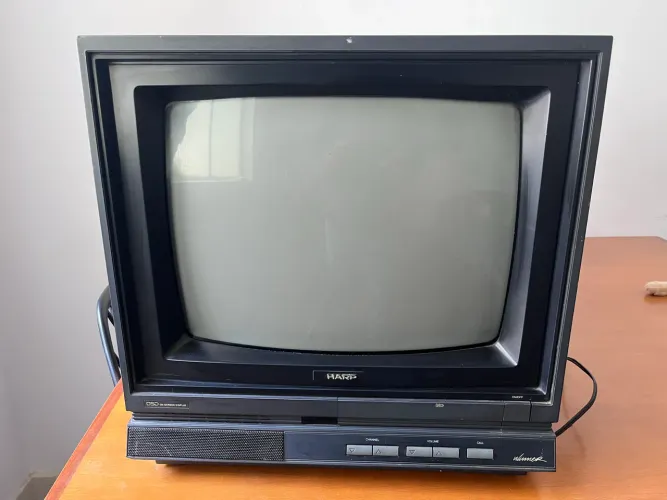 Tv vintage sharp c 1692 em perfeito estado