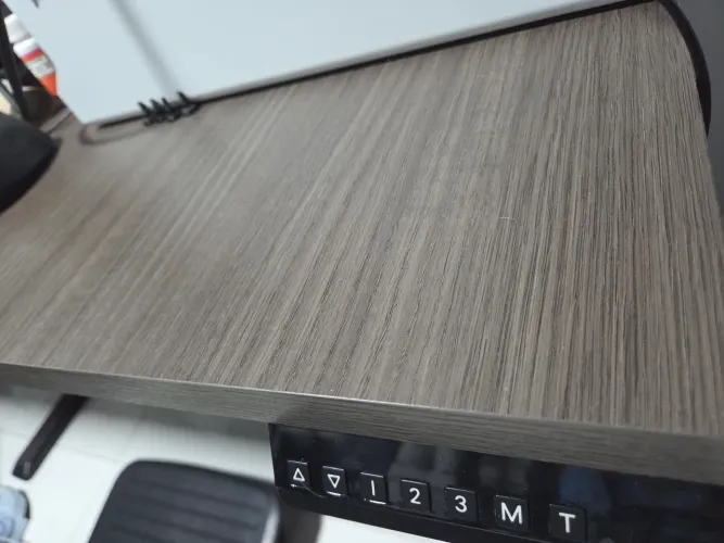 Mesa Com Regulagem de Altura Slikdesk Selectia com Tampo de Carvalho