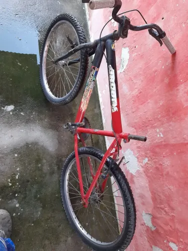 Uma bicicleta faltando uma cela e ajeitar os freio vendo por 70 reais 