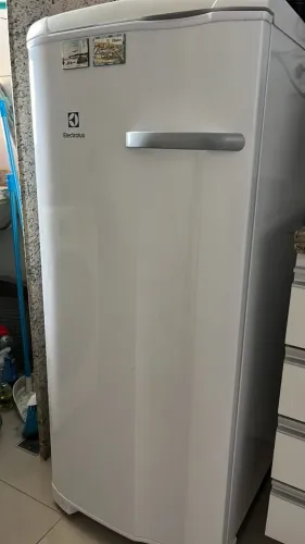 Freezer vertical novos da com apenas 11 meses de uso.