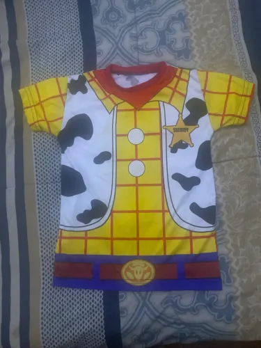Tênis e camiseta woody toy story 