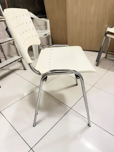 Cadeira Atenas Empilhável com Braços - Estrutura Cromada