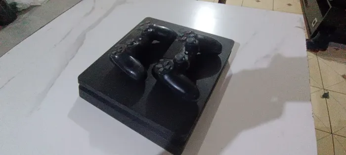 Ps4 slim 1Tb 2 controles 6 jogos