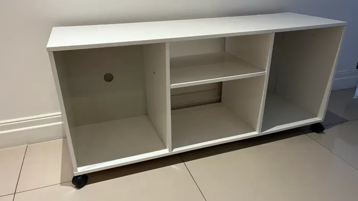 Vendo rack de sala branco mdf com rodinhas