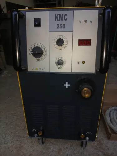 Vendo máquina de solda mig marca KMC NOVA,com tocha e rolo de arame de 5kg.