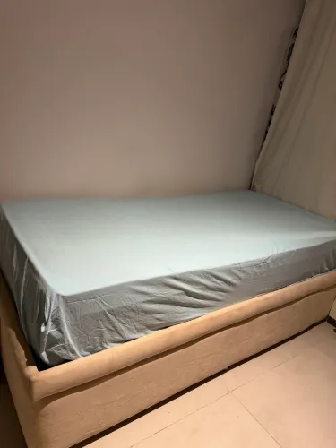 Cama Viúva/Solteirão com baú em estado de nova.