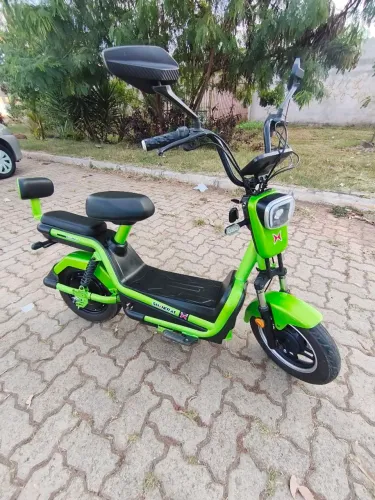 Mini scooter elétrica Shineray com alarme revisada baterias boas painel digital. 