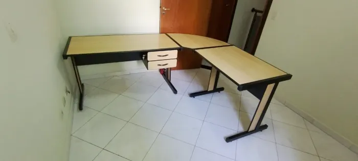 Mesa para Escritório com Gaveteiro Seminova 