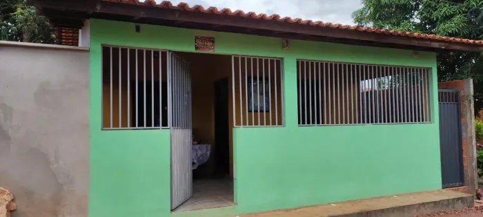 Vende-se uma casa no Parque Jair