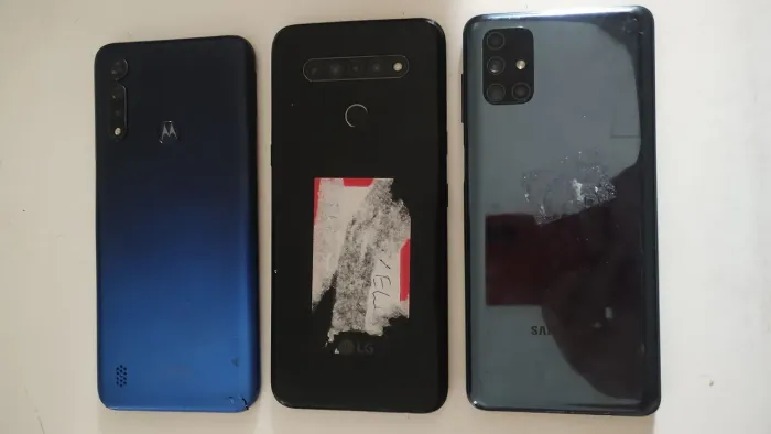 Celular 3 aparelhos NAO LIGA RETIRAR PEÇAS 