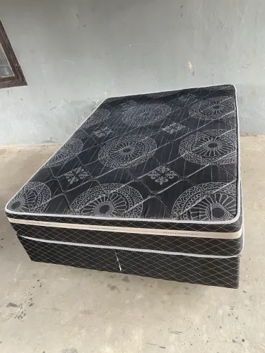 Cama box de casal em ótimo estado
