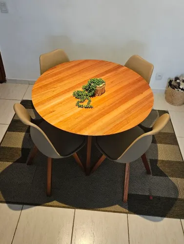 Mesa redonda de madeira