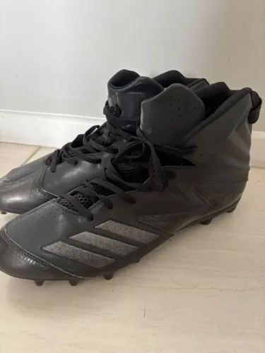 Chuteiras Adidas Freak High - masculinas na cor preta - para futebol americano.