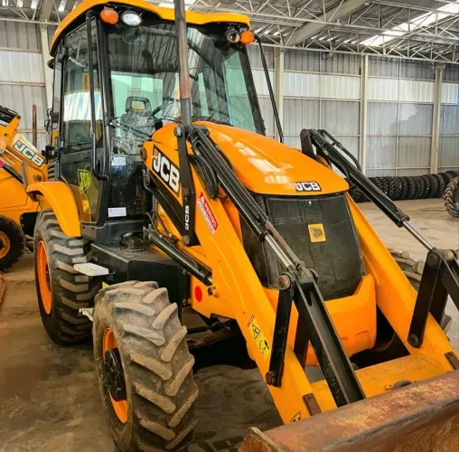 Retroescavadeira JCB 3CX 16/16 - Entrada 10%