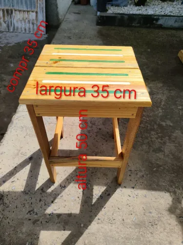 Banqueta 35x35x50 em madeira de pinus detalhes resina verde branco kit com 4 peças