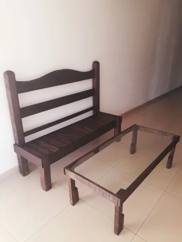 Banco grande madeira maciça com mesa de centro 