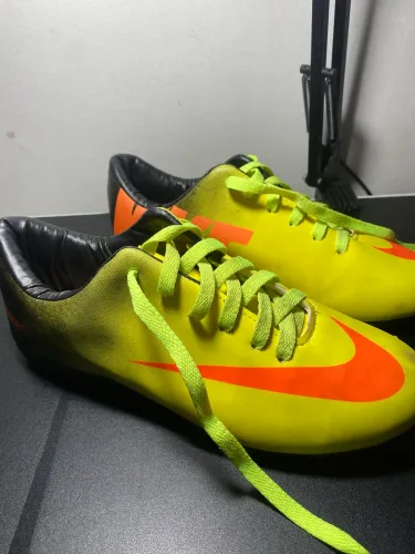 CHUTEIRA NIKE MERCURIAL VERDE LIMÃO Nº 38 