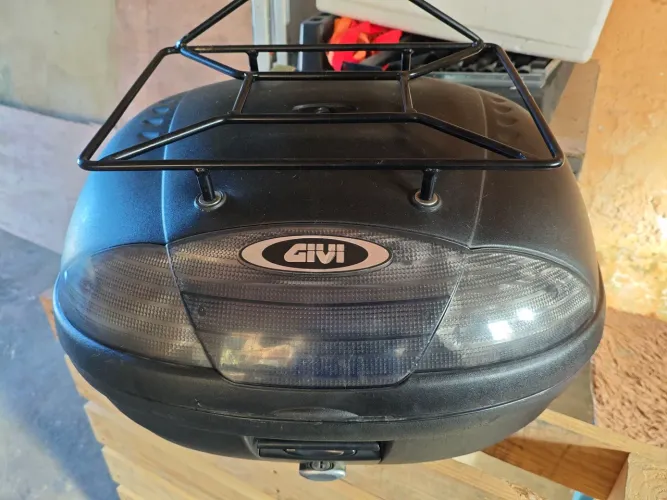 Baú givi para moto com iluminação.