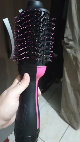 Vendo uma escova que seca o cabelo e escova pouco usada estou vendendo porque ganhei outra