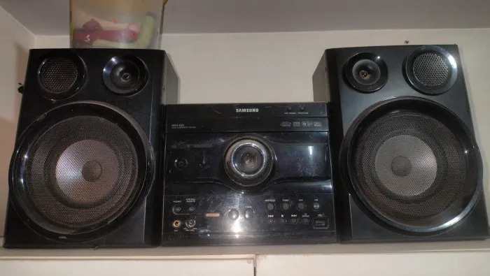 Som com 2 caixa toca pendrive e rádio normal