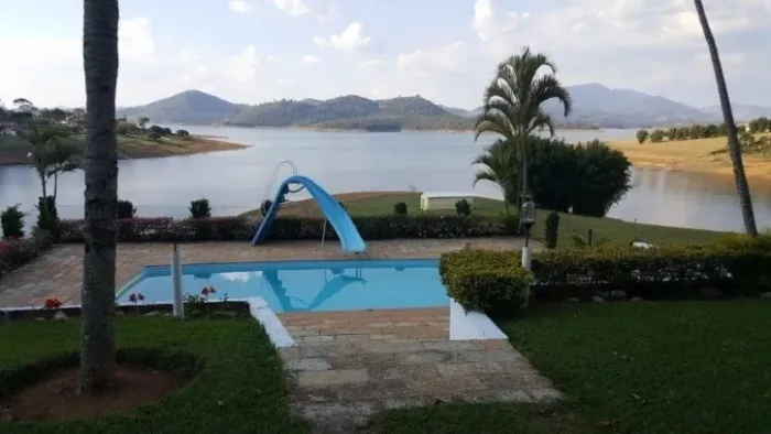 Venda de Sítio Exclusivo em Piracaia-SP: 30.000m² - Pé na água!