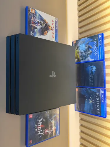 PS4 PRO 1T + 05 JOGOS + BASE