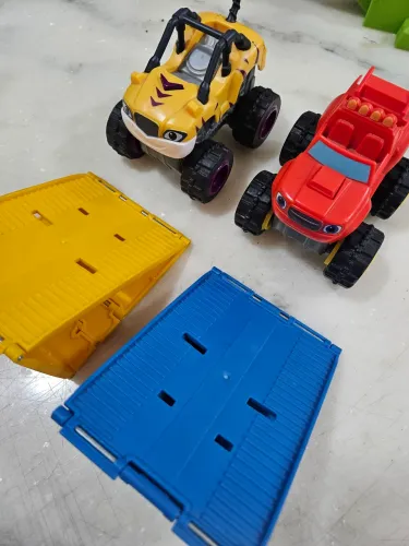 Blaze and Monster Machines Automático com 2 carros (Blaze e Listrado)