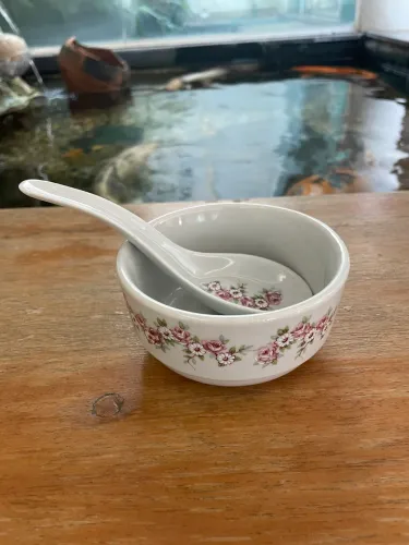 Tigela de Porcelana Decorada com Colher - Motivo Floral - Ótimo Estado