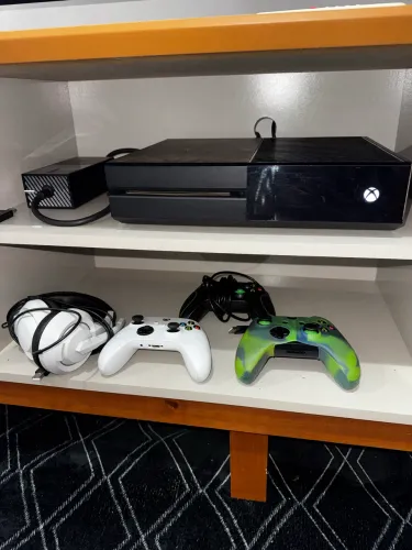 Xbox One 500GB + 3 Controles + Kinect/Headset