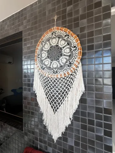 Mandala Artesanal Decorativa de Madeira com Franjas - 95 cm