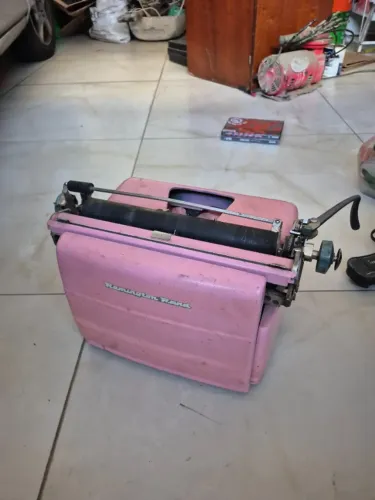 Vende se uma máquina de escrever manual relíquia